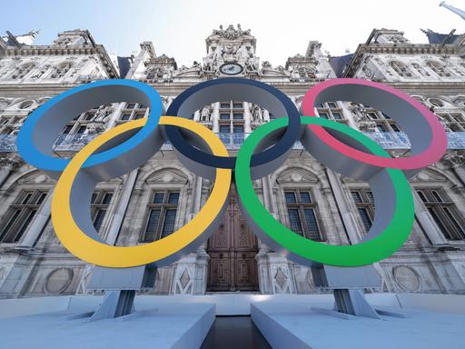 Olympische Ringe zu den Sommerspielen 2024 vor dem Hotel de Ville, dem Rathaus von Paris. 