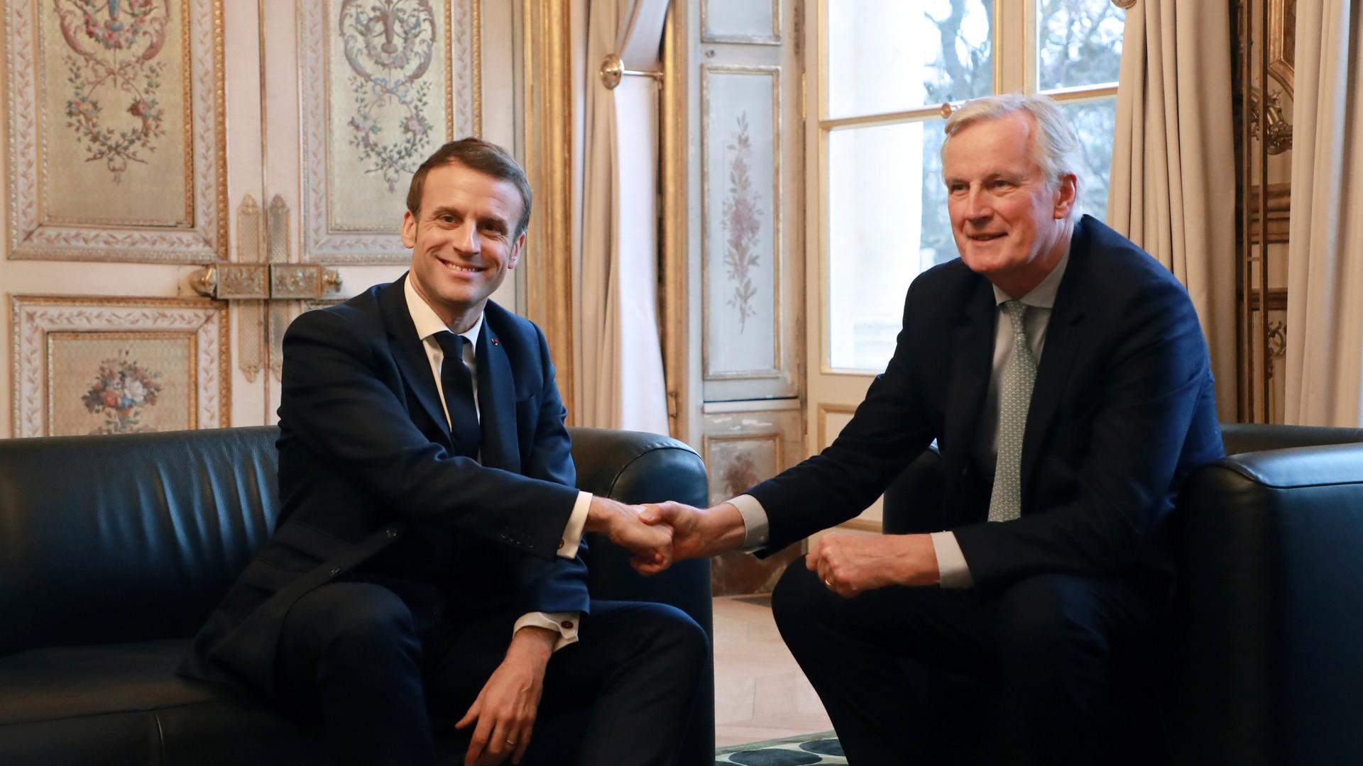 Das Foto zeigt Frankreichs Präsident Macron mit dem neuen Premierminister Barnier. 