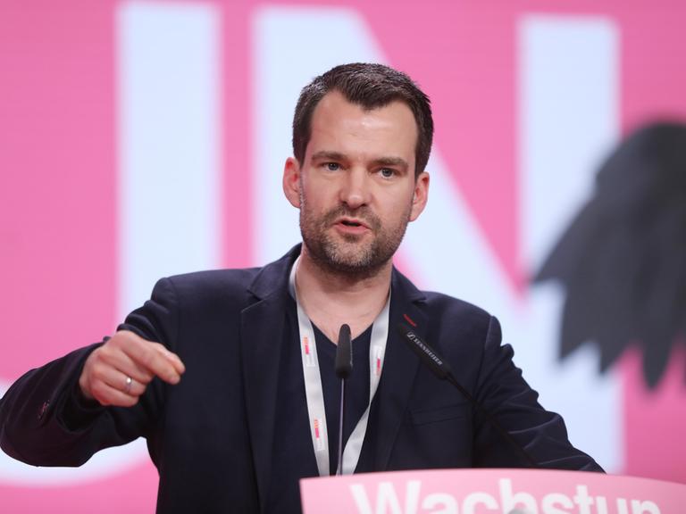 Johannes Vogel steht an einem Rednerpult auf dem Bundesparteitag der FDP.