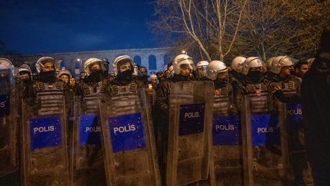 Türkische Polizisten blockieren eine Straße während einer Demonstration in Istanbul nach der Verhaftung von Bürgermeister Ekrem Imamoglu.