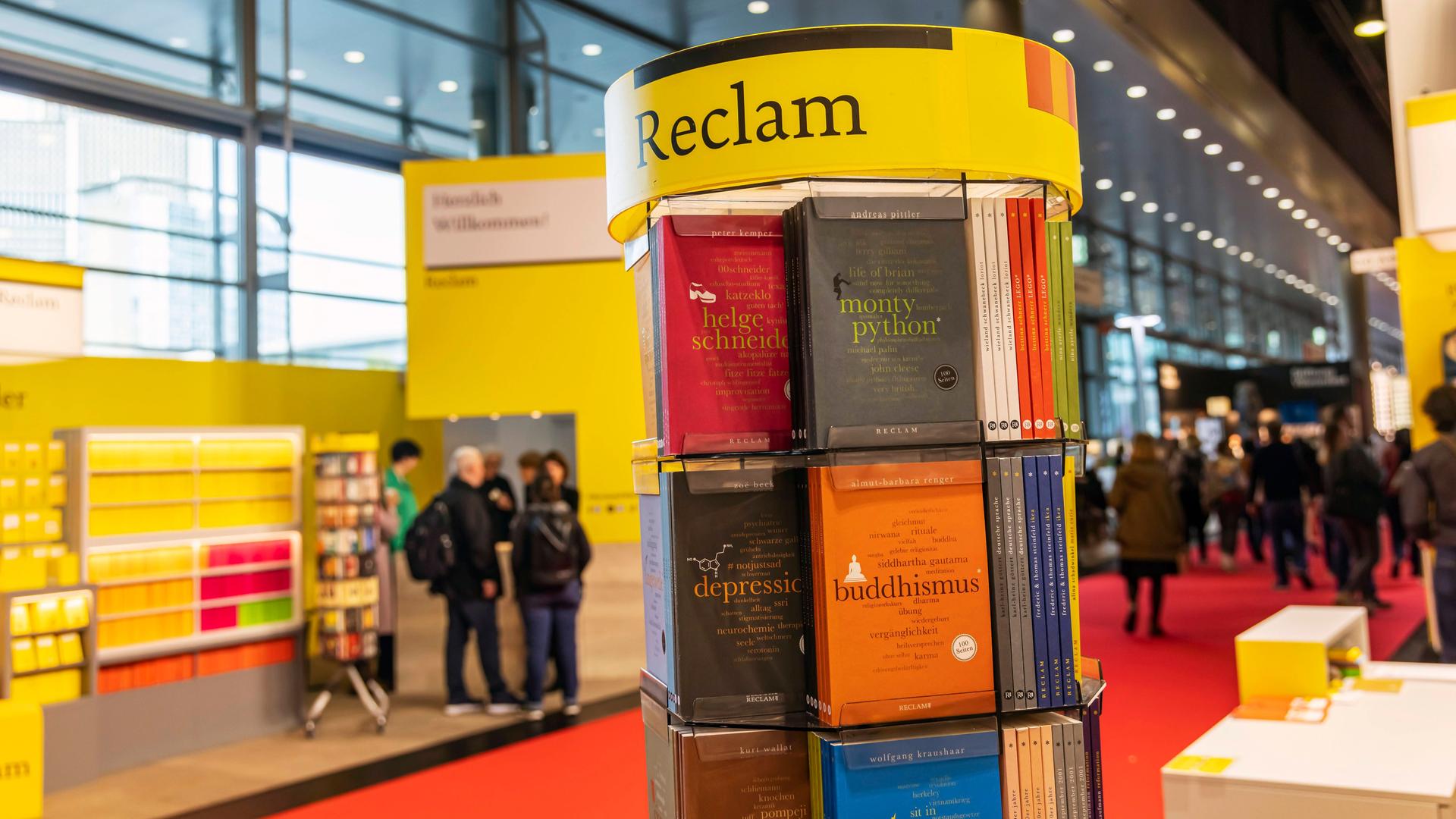 Frankfurter Buchmesse, ein Reclam-Verlag-Ständer steht im Ausstellungsbereich.