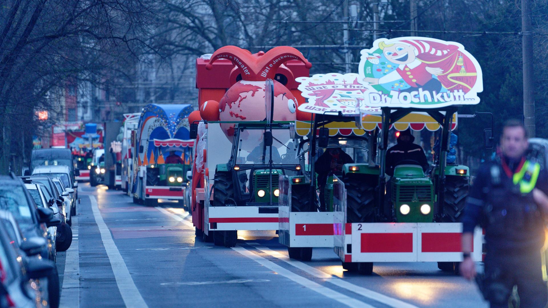 Köln: Karnevalswagen fahren am frühen Morgen vor dem Rosenmontagszug zu ihrem Startpunkt. Köln: Karnevalswagen fahren am frühen Morgen vor dem Rosenmontagszug zu ihrem Startpunkt.