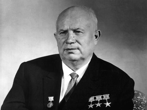 Der sowjetische Partei- und Regierungschef Nikita Chruschtschow auf einem offiziellen Foto, das von der sowjetischen Nachrichtenagentur TASS im April 1964 zum 70. Geburtstag Chruschtschows herausgegeben wurde.