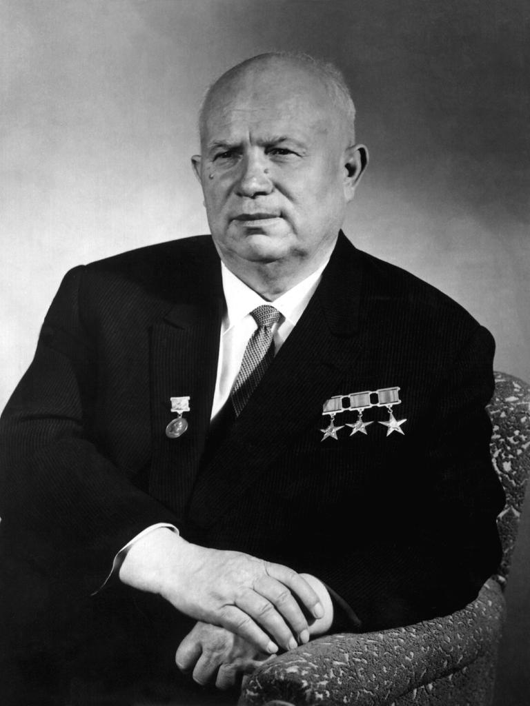 Der sowjetische Partei- und Regierungschef Nikita Chruschtschow auf einem offiziellen Foto, das von der sowjetischen Nachrichtenagentur TASS im April 1964 zum 70. Geburtstag Chruschtschows herausgegeben wurde.