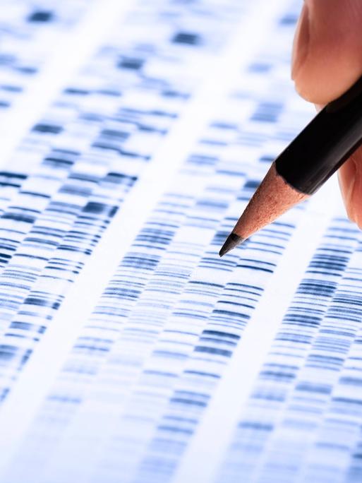 Ein Wissenschaftler untersucht DNA-Gel, das in der Genetik, Forensik, Pharmaforschung, Biologie und Medizin Anwendung findet. 