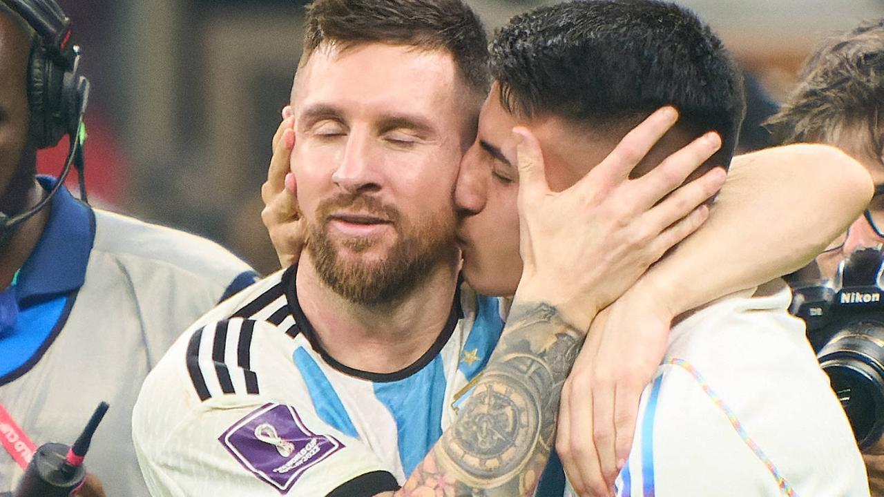 Joaquin Correa küsst Lionel Messi