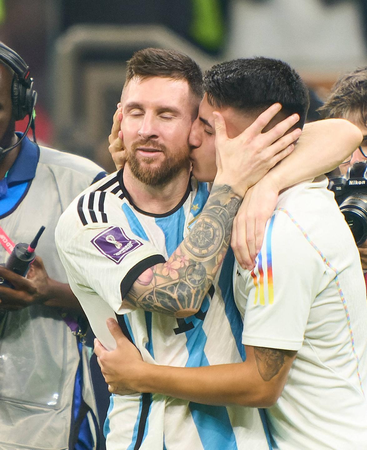 Joaquin Correa küsst Lionel Messi