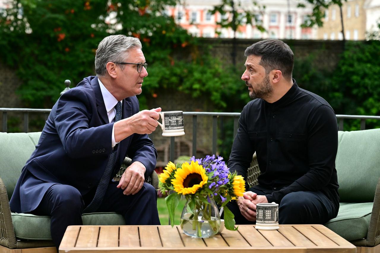 Der britische Premierminister Sir Keir Starmer (links) und der ukrainische Präsident Wolodymyr Selenskyj im Garten der Downing Street Nr. 10. Der britische Premierminister Sir Keir Starmer (links) und der ukrainische Präsident Wolodymyr Selenskyj im Garten der Downing Street Nr. 10.