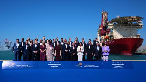 Die Leiterin der Außenpolitik der Europäischen Union, Kaja Kallas (vorne M, l), und der zypriotische Außenminister Constantinos Kombos (vorne M, r), posieren für ein Gruppenfoto mit den EU-Ministern für allgemeine Angelegenheiten während des informellen Treffens der Außenminister in der Hafenstadt Limassol.