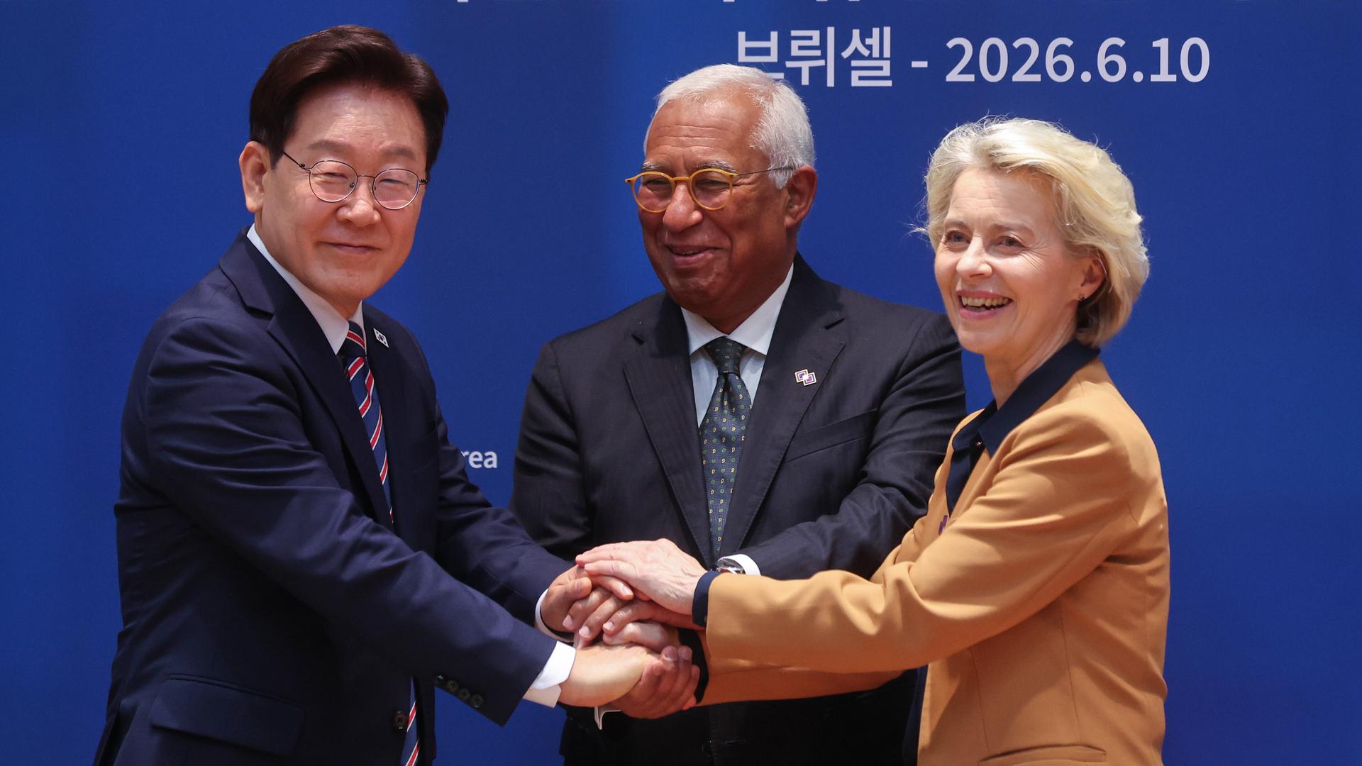 Von links: der südkoreanische Präsident Lee Jae-myung, der Präsident des Europäischen Rates Antonio Costa und die Präsidentin der EU- Kommission Ursula von der Leyen beim Gipfeltreffen zwischen der EU und der Republik Korea in Brüssel. Von links: der südkoreanische Präsident Lee Jae-myung, der Präsident des Europäischen Rates Antonio Costa und die Präsidentin der EU- Kommission Ursula von der Leyen beim Gipfeltreffen zwischen der EU und der Republik Korea in Brüssel.