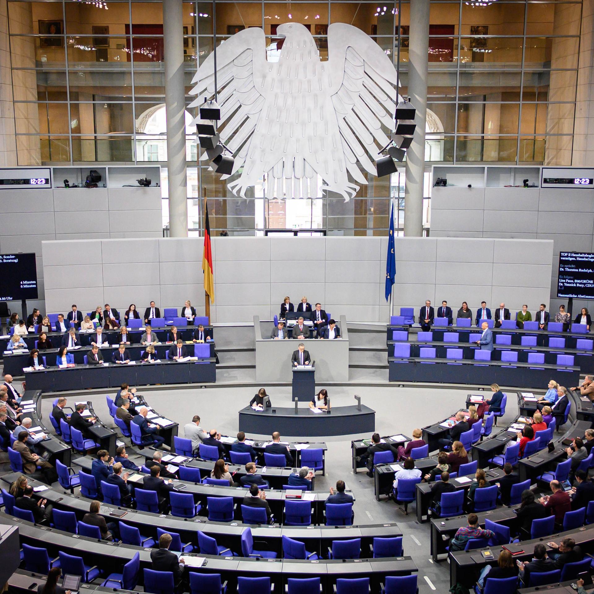 Deutscher Bundestag - Debatte zu umstrittenem Wehrdienstgesetz - Merz gibt Regierungserklärung ab
