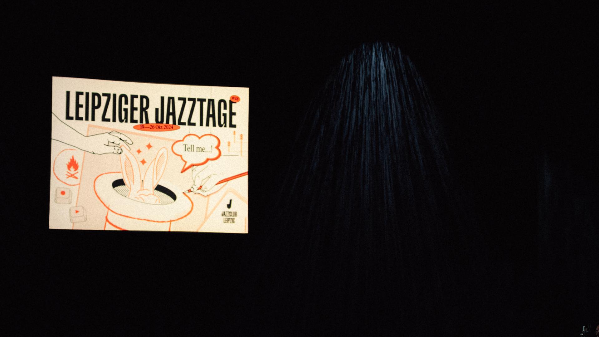 Das Logo der Leipziger Jazztage 2024 an einem schwarzen Samtvorhang
