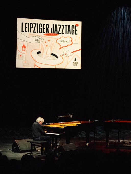 Das Logo der Leipziger Jazztage 2024 an einem schwarzen Samtvorhang Das Logo der Leipziger Jazztage 2024 an einem schwarzen Samtvorhang