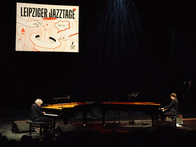 Das Logo der Leipziger Jazztage 2024 an einem schwarzen Samtvorhang Das Logo der Leipziger Jazztage 2024 an einem schwarzen Samtvorhang