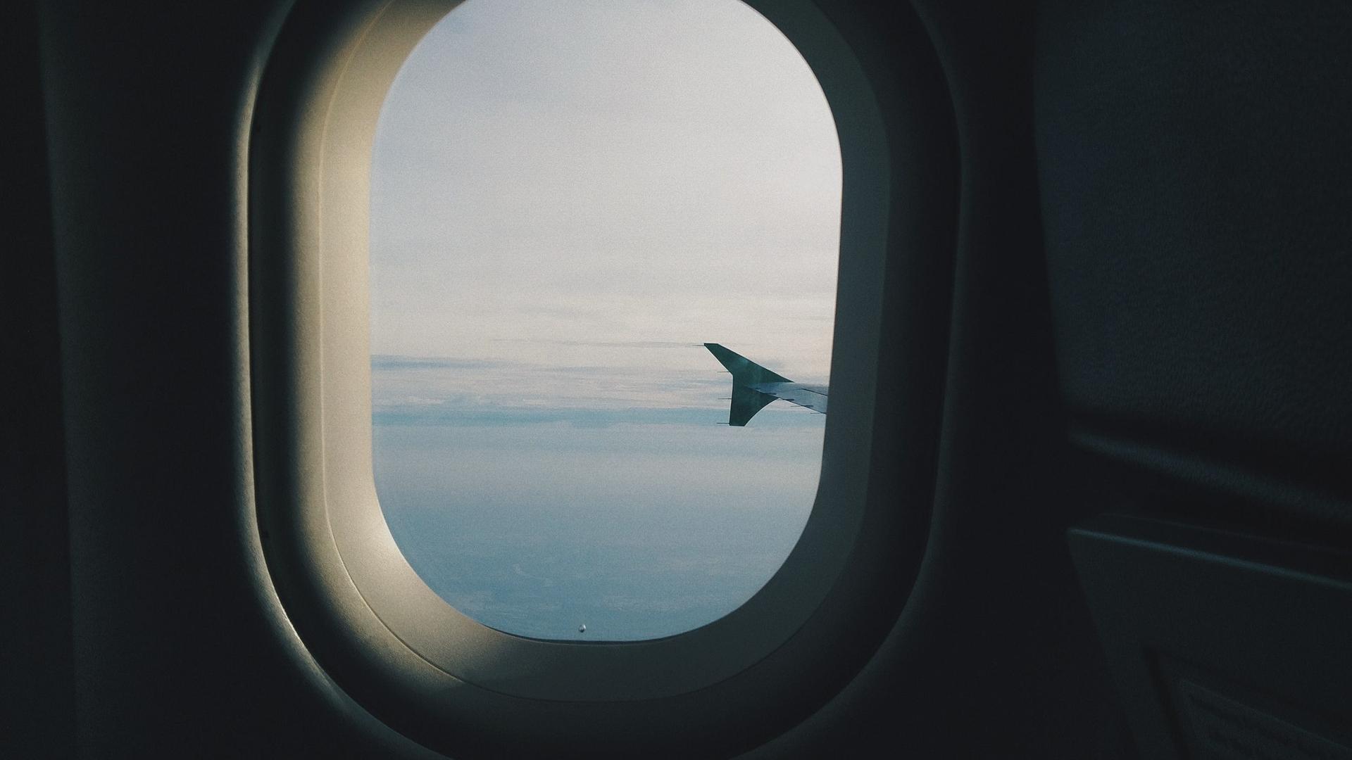 Reisen als Umweltproblem: Blick aus dem Flugzeugfenster