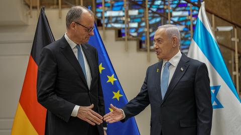 Bundeskanzler Friedrich Merz (l, CDU) steht neben Benjamin Netanjahu, Ministerpräsident von Israel, vor dem Gespräch im Regierungssitz. 
