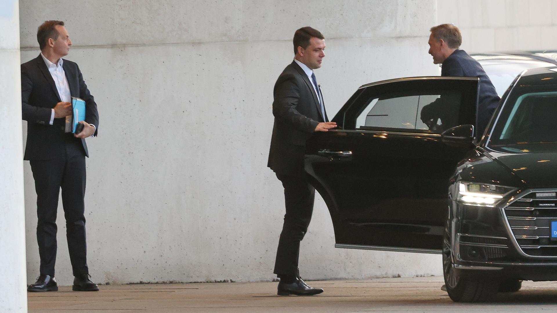 Verkehrsminister Volker Wissing und Finanzminister Lindner (beide FDP) kommen zu einem Treffen des Koalitionsausschusses ins Bundeskanzleramt. Verkehrsminister Volker Wissing und Finanzminister Lindner (beide FDP) kommen zu einem Treffen des Koalitionsausschusses ins Bundeskanzleramt.