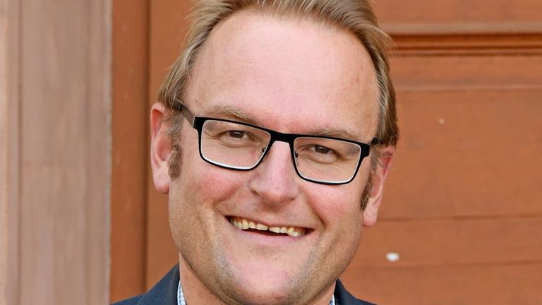 Der Pirmasenser Oberbürgermeister Markus Zwick (CDU) steht vor der Eingangstür des Rathauses und lächelt. Der Pirmasenser Oberbürgermeister Markus Zwick (CDU) steht vor der Eingangstür des Rathauses und lächelt.