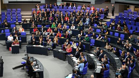 Die Fraktionen von CDU und SPD applaudieren im Bundestag bei der Bekanntgabe des Ergebnisses der Abstimmung.