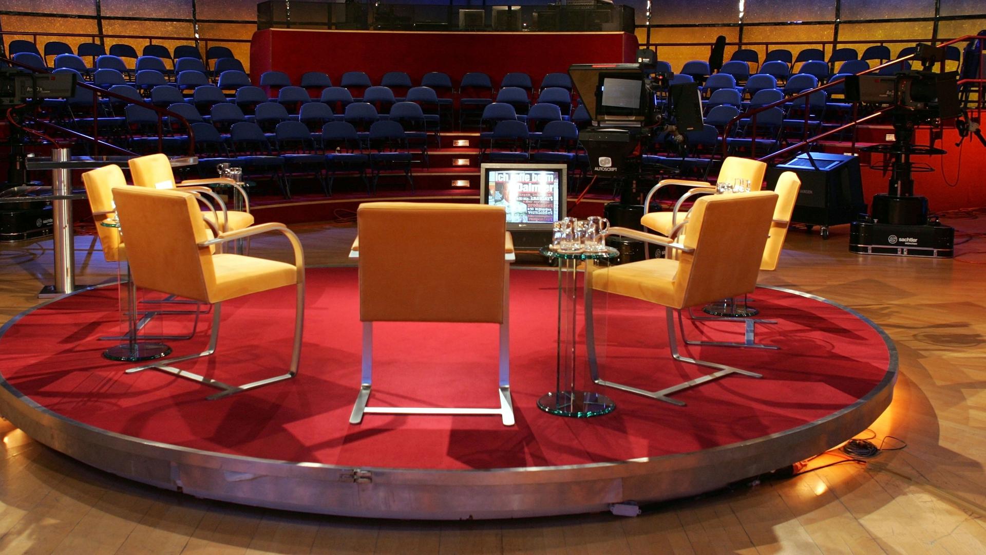 Innenansicht des ARD-Studios mit einem Stuhlkreis auf einem Podium und Zuschauerrängen im Hintergrund.