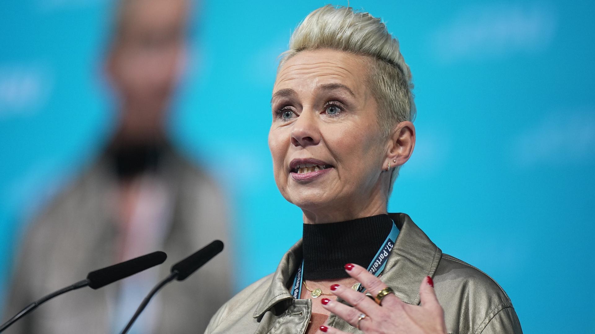 CDU-Politikerin Silvia Breher steht hinter zwei Mikrofonen. CDU-Politikerin Silvia Breher steht hinter zwei Mikrofonen.