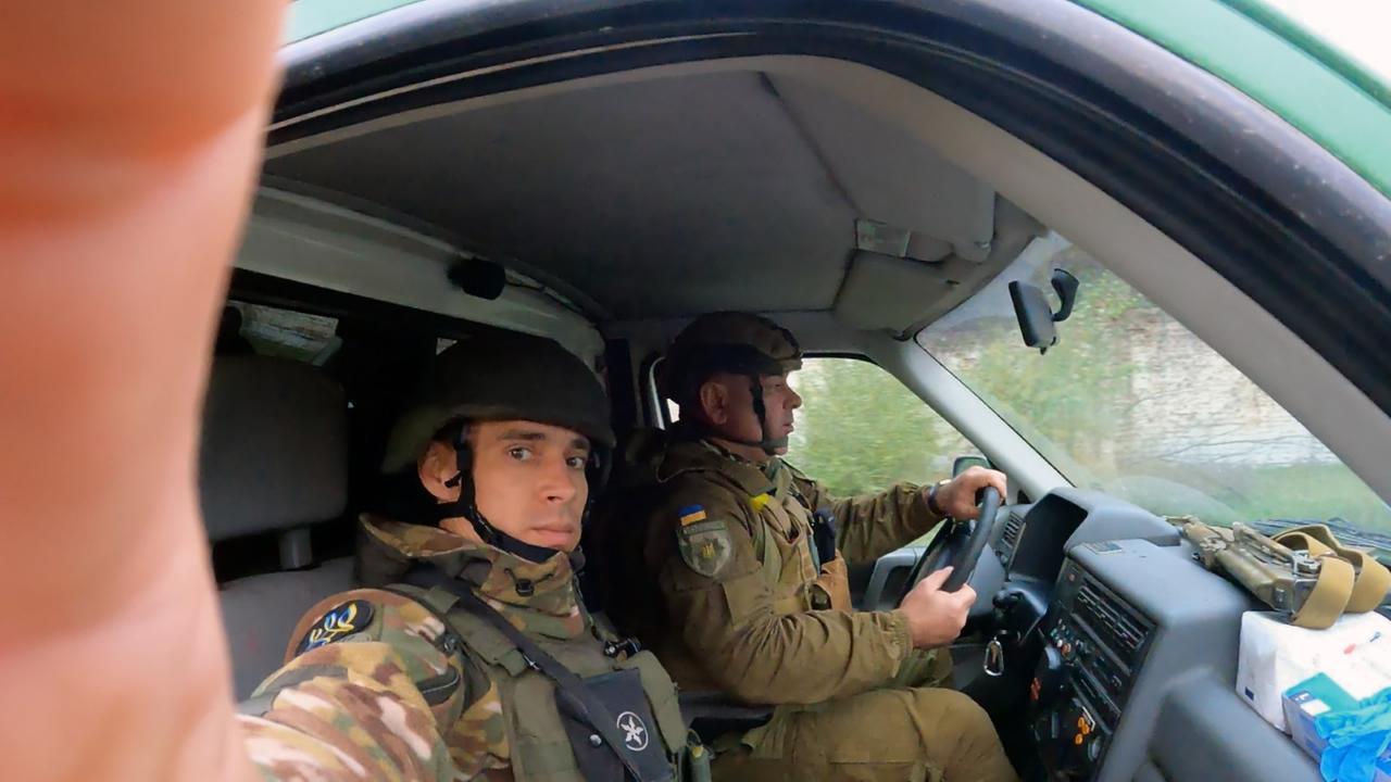 Der Leipziger Investigativjournalist Arndt Ginzel und sein Team drehen im Osten der Ukraine. 