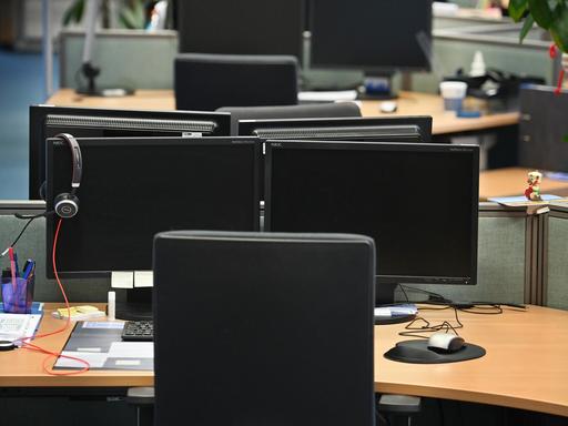 Ein leeres Großraumbüro mit ausgeschalteten Computern. Ein leeres Großraumbüro mit ausgeschalteten Computern.