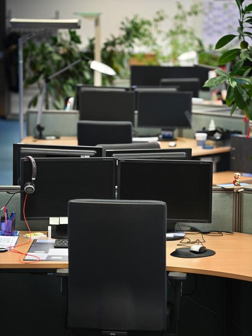 Ein leeres Großraumbüro mit ausgeschalteten Computern. Ein leeres Großraumbüro mit ausgeschalteten Computern.