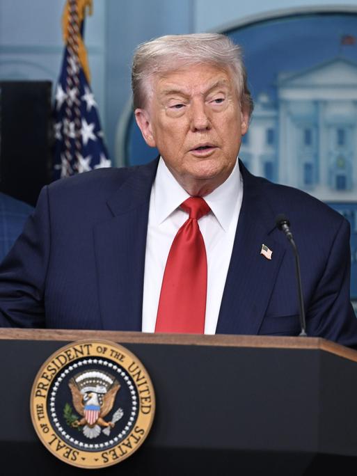 US-Präsident Donald Trump hält im Weißen Haus ein Blatt mit Angaben zur Kriminalität hoch.