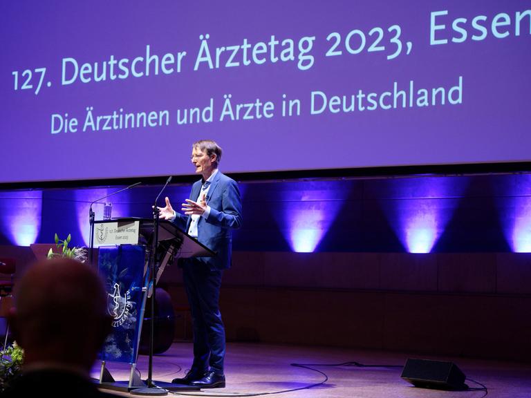 Karl Lauterbach, Bundesminister für Gesundheit (SPD), spricht bei der Eröffnungsveranstaltung des 127. Deutschen Ãrztetages. 