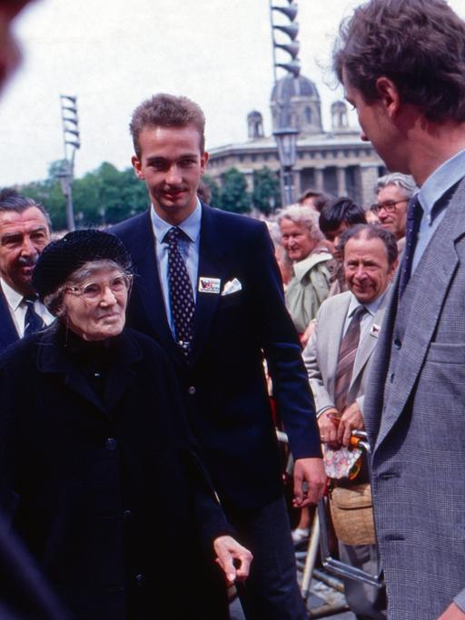 Gottesdienst zum 90. Geburtstag von Kaiserin Zita von Österreich vor dem Kongresszentrum Hofburg in Wien