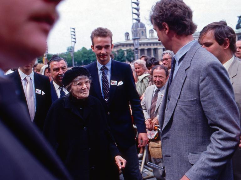 Gottesdienst zum 90. Geburtstag von Kaiserin Zita von Österreich vor dem Kongresszentrum Hofburg in Wien