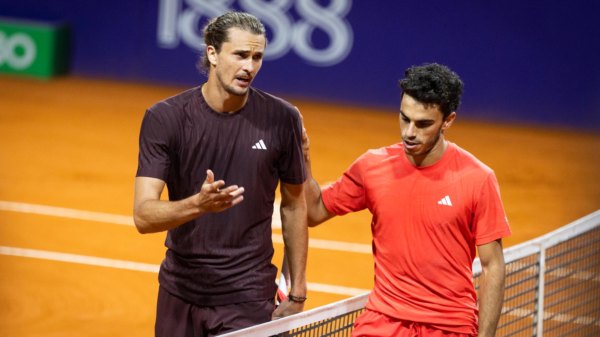 Alexander Zverev (l) und Francisco Cerundolo sprechen miteinander nach dem Spiel.