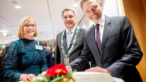 Der neue Oldenburger Grünkohlkönig Christian Lindner (r, FDP), Bundesfinanzminister, trägt sich in das Gästebuch der Veranstaltung ein, nachdem er von Nicole Piechotta (l, SPD), Ratsfrau und Bürgermeisterin in Oldenburg und Jürgen Krogmann (SPD), Oberbürgermeister der Stadt Oldenburg, begrüßt wurde.