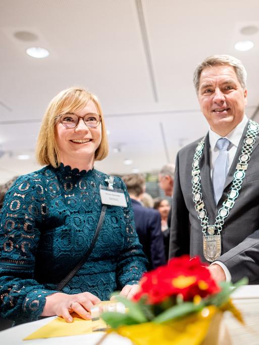 Der neue Oldenburger Grünkohlkönig Christian Lindner (r, FDP), Bundesfinanzminister, trägt sich in das Gästebuch der Veranstaltung ein, nachdem er von Nicole Piechotta (l, SPD), Ratsfrau und Bürgermeisterin in Oldenburg und Jürgen Krogmann (SPD), Oberbürgermeister der Stadt Oldenburg, begrüßt wurde. Der neue Oldenburger Grünkohlkönig Christian Lindner (r, FDP), Bundesfinanzminister, trägt sich in das Gästebuch der Veranstaltung ein, nachdem er von Nicole Piechotta (l, SPD), Ratsfrau und Bürgermeisterin in Oldenburg und Jürgen Krogmann (SPD), Oberbürgermeister der Stadt Oldenburg, begrüßt wurde.