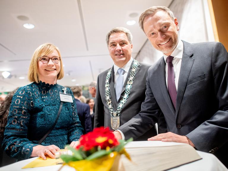 Der neue Oldenburger Grünkohlkönig Christian Lindner (r, FDP), Bundesfinanzminister, trägt sich in das Gästebuch der Veranstaltung ein, nachdem er von Nicole Piechotta (l, SPD), Ratsfrau und Bürgermeisterin in Oldenburg und Jürgen Krogmann (SPD), Oberbürgermeister der Stadt Oldenburg, begrüßt wurde. Der neue Oldenburger Grünkohlkönig Christian Lindner (r, FDP), Bundesfinanzminister, trägt sich in das Gästebuch der Veranstaltung ein, nachdem er von Nicole Piechotta (l, SPD), Ratsfrau und Bürgermeisterin in Oldenburg und Jürgen Krogmann (SPD), Oberbürgermeister der Stadt Oldenburg, begrüßt wurde.