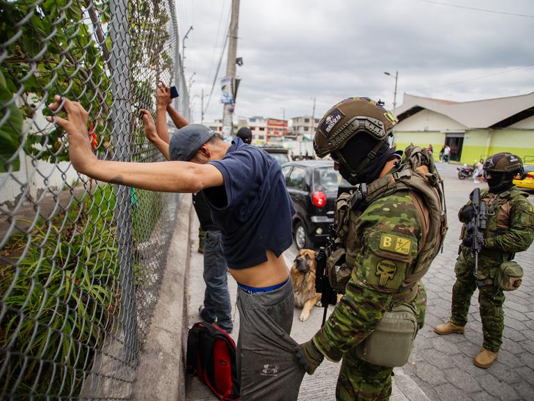 Ein Soldat durchsucht einen Mann vor dem Carapungo-Markt in Quito. Eliteteams der ecuadorianischen Streitkräfte führen Patrouillen zur Verbrechensbekämpfung in konfliktträchtigen Sektoren der Stadt Quito durch. Dabei suchen sie nach Waffen, Drogen und möglichen Mitgliedern der "Terroristen", wie die Zentralregierung organisierte Verbrechergruppen nennt. 
