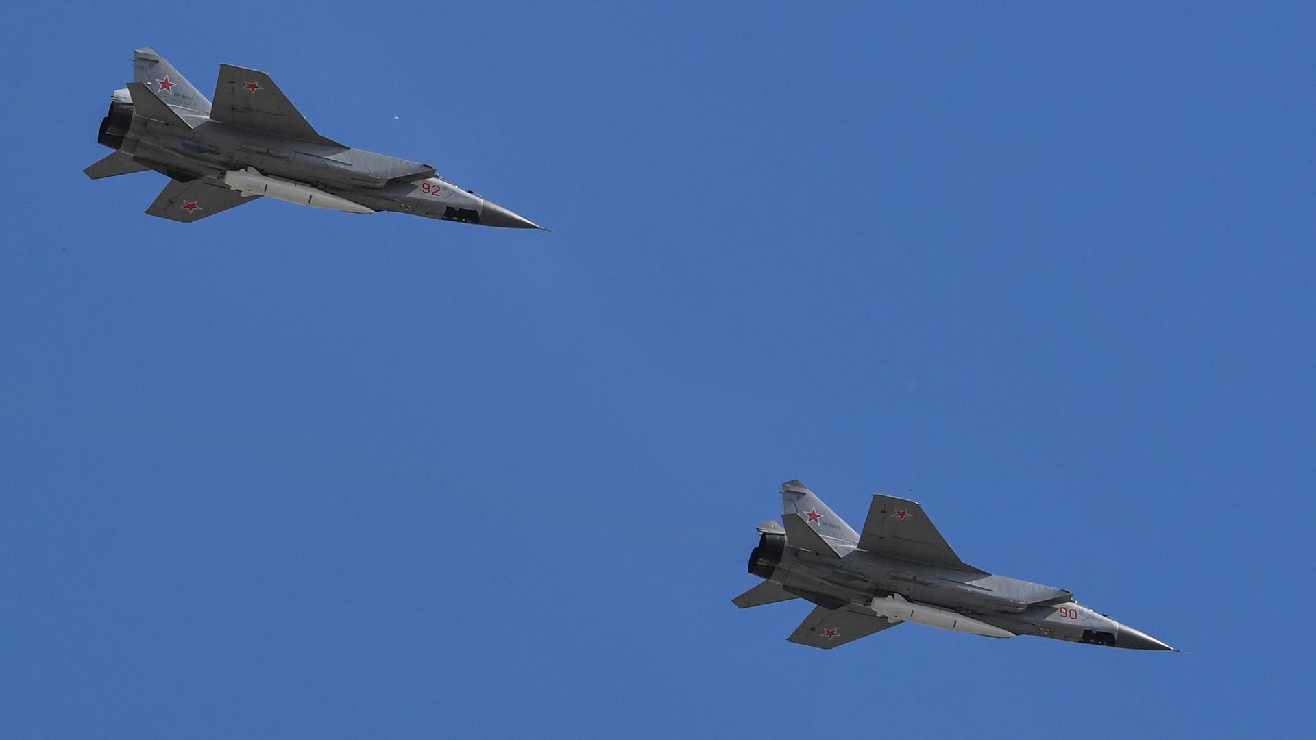 Das Foto von 2018 zeigt russische MiG-31-Kampfjets, die Hyperschallwaffen vom Typ "Kinschal" transportieren.