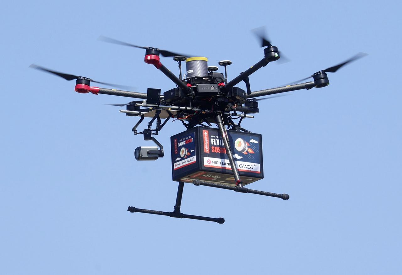 Eine Drohne liefert in Tel Aviv Essen aus.