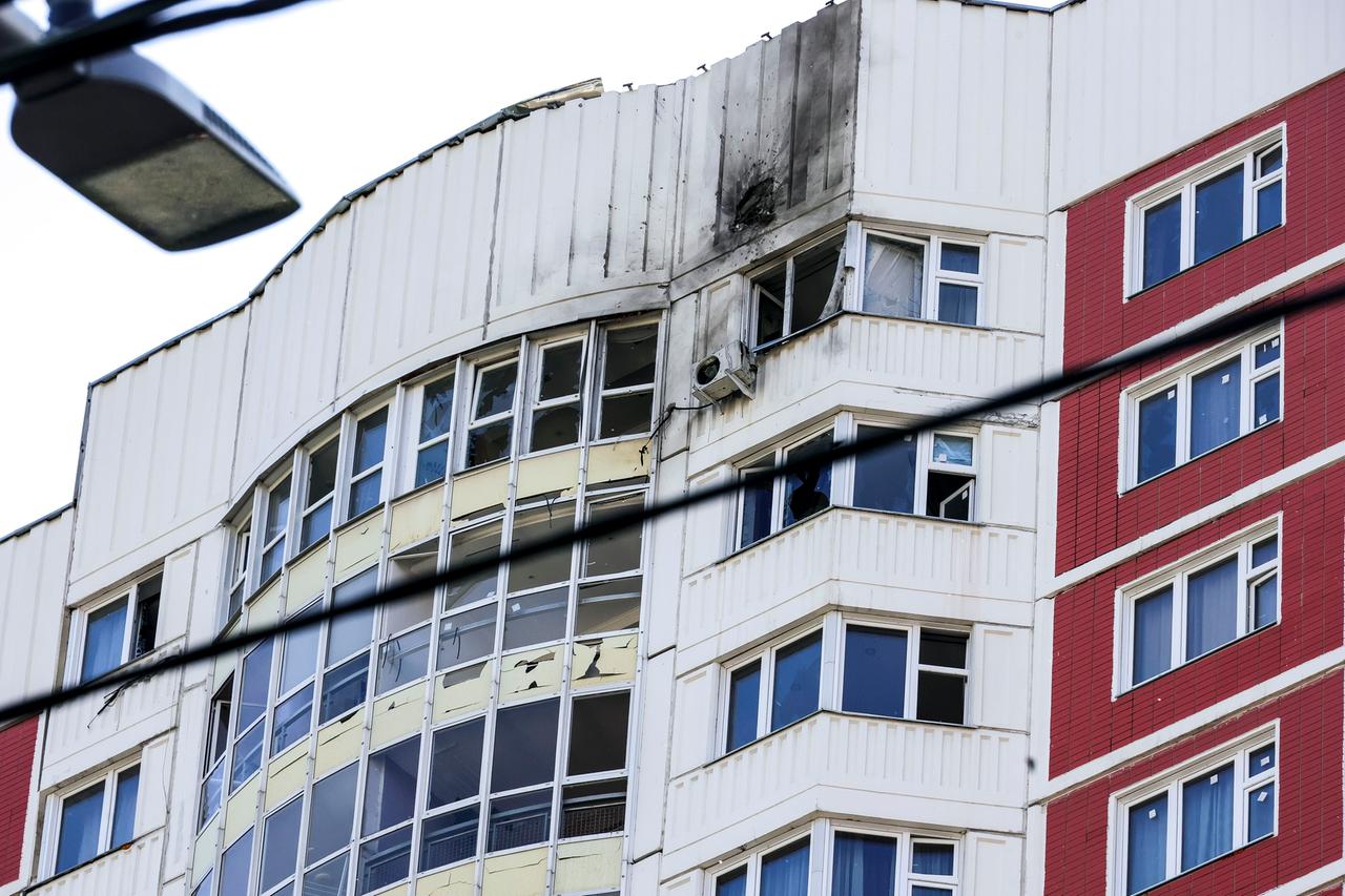 Moskau: Ein Wohnhaus, das Berichten zufolge durch eine ukrainische Drohne beschädigt wurde. 