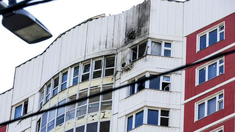 Moskau: Ein Wohnhaus, das Berichten zufolge durch eine ukrainische Drohne beschädigt wurde.