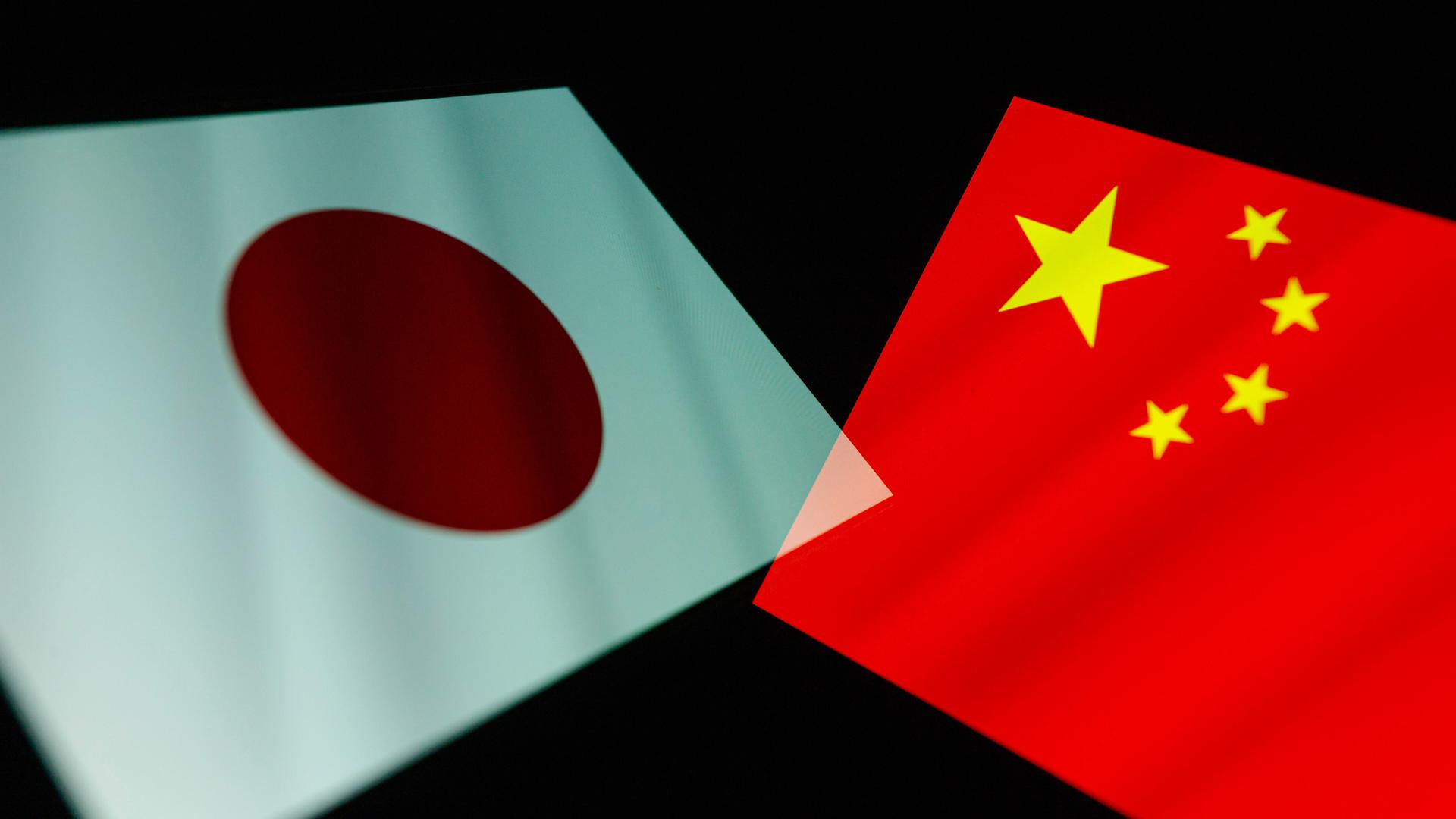 Zu sehen sind die Flaggen von Japan (links) und China, die sich ganz leicht überlappen.