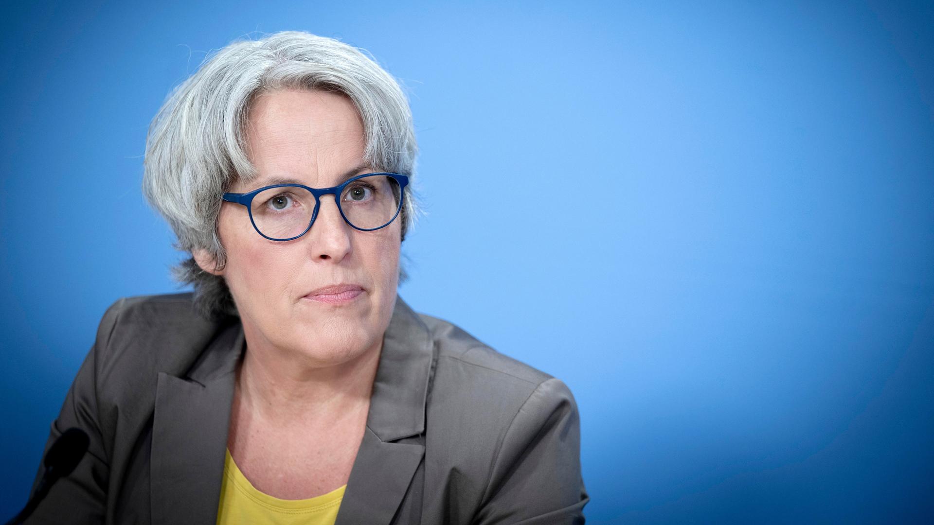 Die Unabhängige Bundesbeauftragte gegen sexuellen Missbrauch von Kindern und Jugendlichen Kerstin Claus