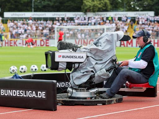 Die DFL hat die Medienrechte für die Bundesliga für 1,121 Milliarden Euro pro Saison vergeben.