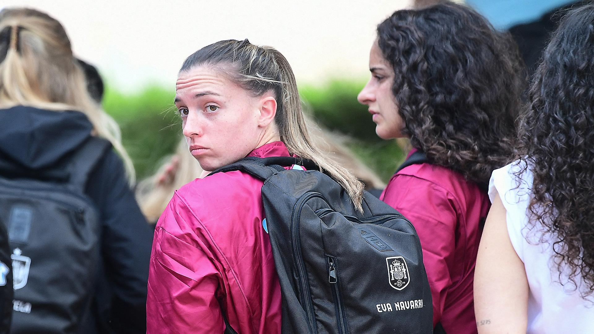 Spaniens Nationalspielerin Eva Navarro bei der Ankunft im Teamquartier in Valencia