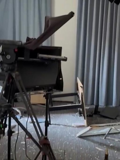 Ein Foto aus dem Innenraum des beschädigten ARD-Studio in Kiew. 