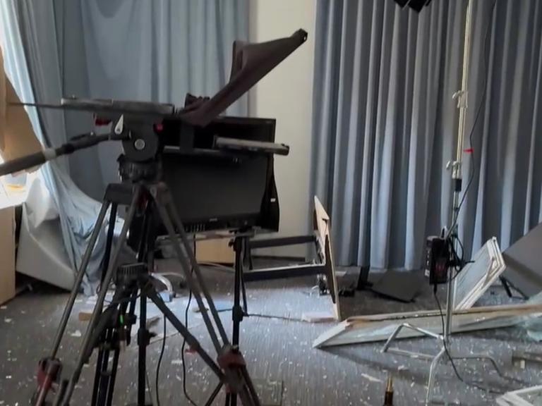 Ein Foto aus dem Innenraum des beschädigten ARD-Studio in Kiew. 