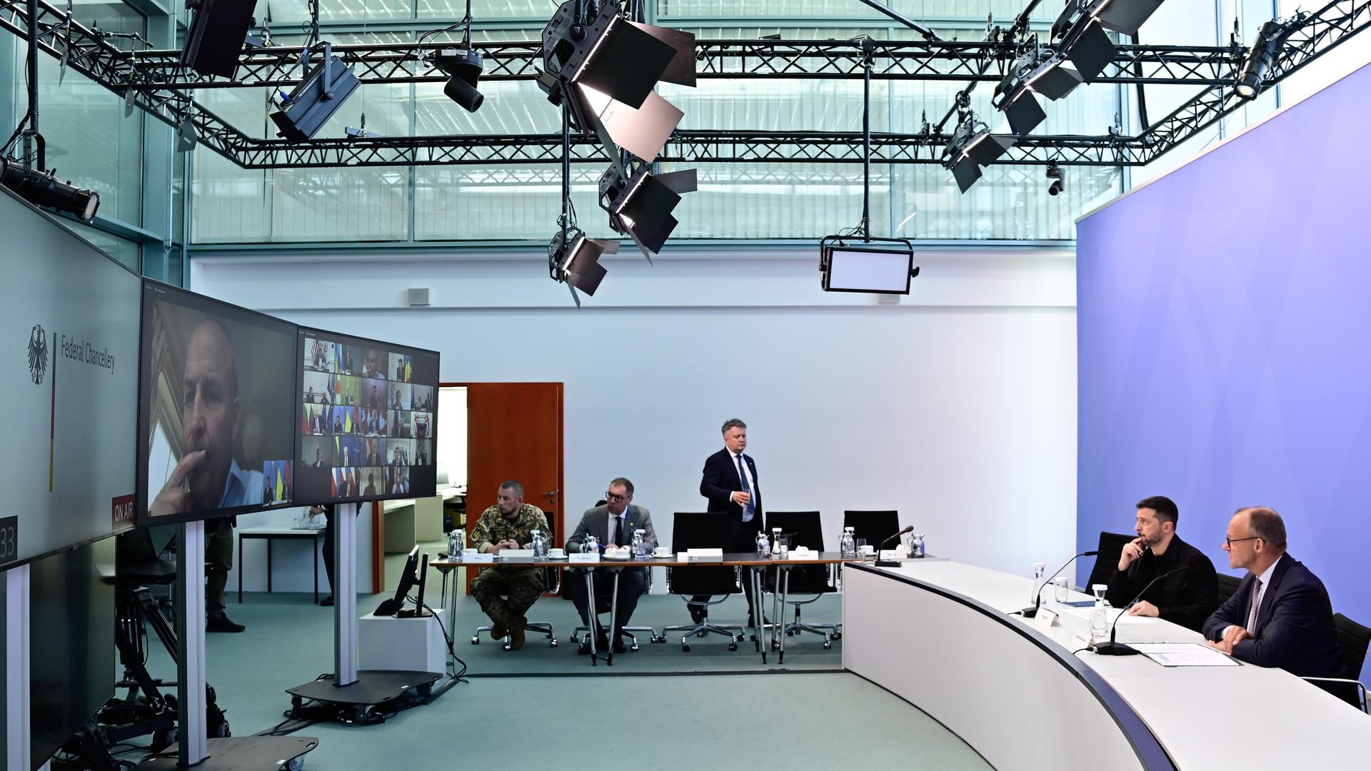 Wolodymyr Selenskyj (2.v.r-r), Präsident der Ukraine, und der deutsche Bundeskanzler Friedrich Merz sitzen vor einem Bildschirm während einer Videokonferenz der europäischen Staats- und Regierungschefs mit dem US-Präsidenten Trump zum Ukraine-Krieg.