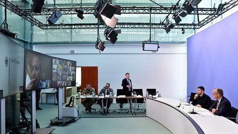 Wolodymyr Selenskyj (2.v.r-r), Präsident der Ukraine, und der deutsche Bundeskanzler Friedrich Merz sitzen vor einem Bildschirm während einer Videokonferenz der europäischen Staats- und Regierungschefs mit dem US-Präsidenten Trump zum Ukraine-Krieg.