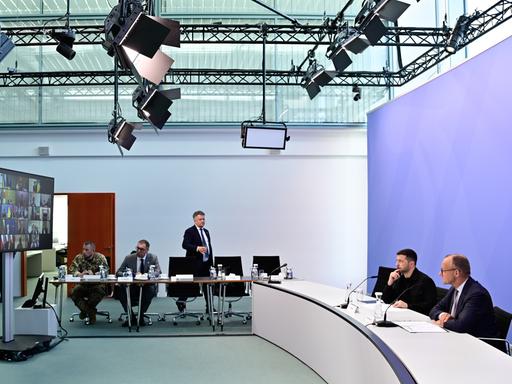 Wolodymyr Selenskyj (2.v.r-r), Präsident der Ukraine, und der deutsche Bundeskanzler Friedrich Merz sitzen vor einem Bildschirm während einer Videokonferenz der europäischen Staats- und Regierungschefs mit dem US-Präsidenten Trump zum Ukraine-Krieg.